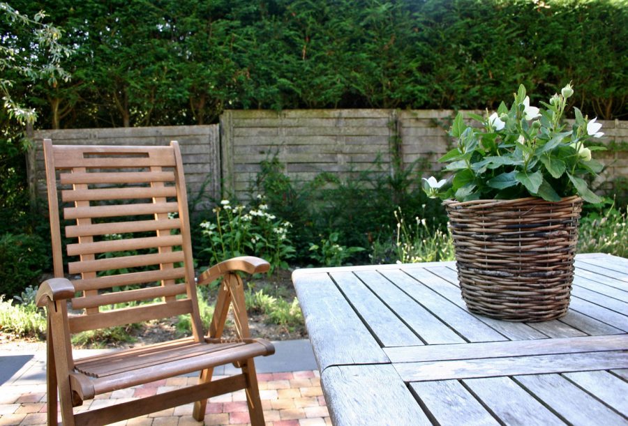 Stół i krzesła do ogrodu – doradzamy, jak wybierać