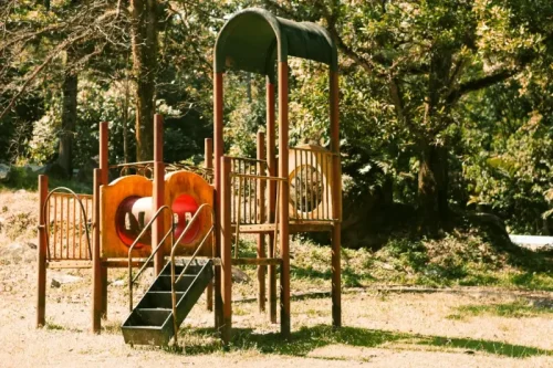 Jak stworzyć bezpieczny plac zabaw dla dzieci?