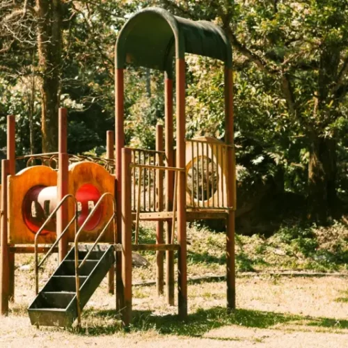Jak stworzyć bezpieczny plac zabaw dla dzieci?